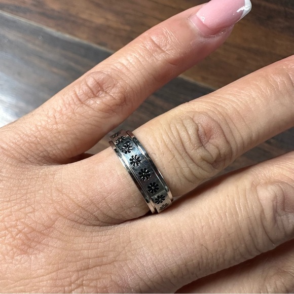 Silver Tone Floral Anxiety Spinner Ring - Picture 4 of 5
